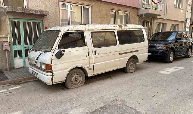 Sokakta terk edilen panelvan araç