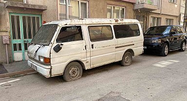 Sokakta terk edilen panelvan araç