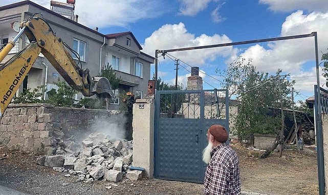 Sorgun Belediyesi kaçak yapıları yıkıyor