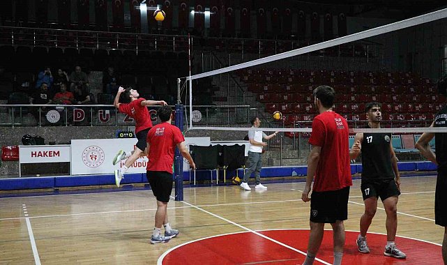 Spor akademisi erkek voleybol takımı hazırlıklarını sürdürüyor