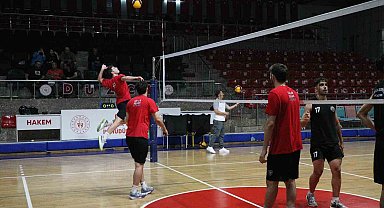 Spor akademisi erkek voleybol takımı hazırlıklarını sürdürüyor