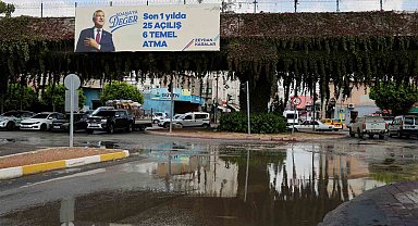 Su borusu patladı, cadde göle döndü