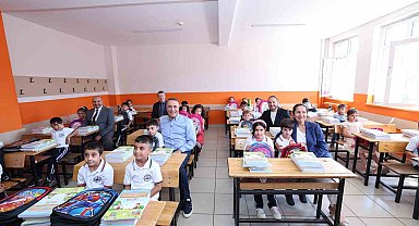 Sultangazi Belediyesinden öğrencilere çanta ve kırtasiye seti hediyesi