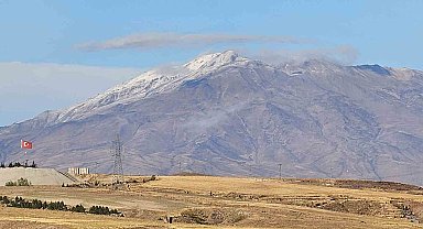 Süphan Dağı'na mevsimin ilk karı düştü