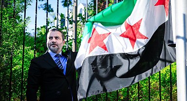 Suriye bayrağı, Washington'daki büyükelçilikte göndere çekildi