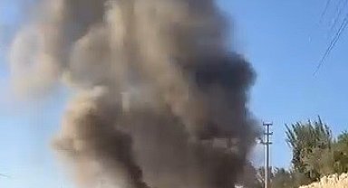 Sürücü yolcuları tahliye etti, minibüs alev alev yandı