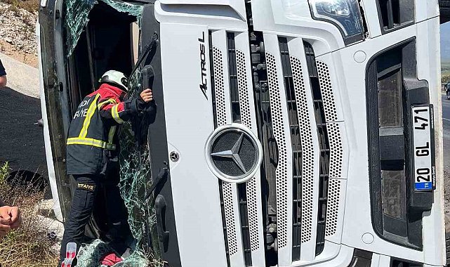 Sürücüsünün direksiyon hakimiyetini kaybettiği tır devrildi: 1 yaralı