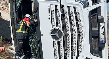 Sürücüsünün direksiyon hakimiyetini kaybettiği tır devrildi: 1 yaralı
