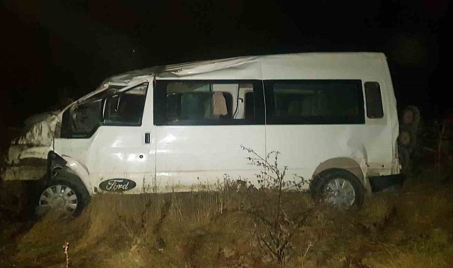 Sürücüsünün kontrolünden çıkan midibüs tarlaya uçtu: 1 yaralı