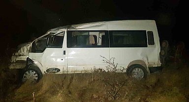 Sürücüsünün kontrolünden çıkan midibüs tarlaya uçtu: 1 yaralı
