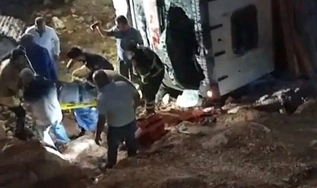 Sürücüsünün kontrolünü kaybettiği kamyon uçurumdan yuvarlandı