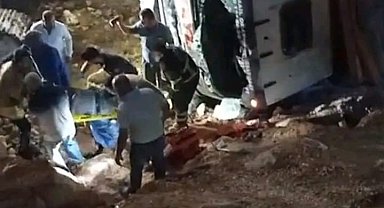 Sürücüsünün kontrolünü kaybettiği kamyon uçurumdan yuvarlandı