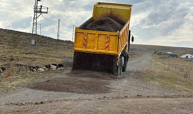 Susuz'da köy yollarının yapımı sürüyor