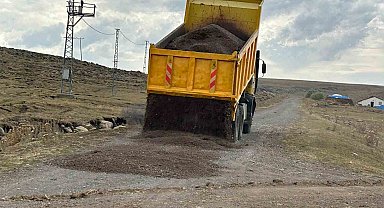 Susuz'da köy yollarının yapımı sürüyor
