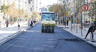 Suvaroğlu Caddesi'nde sıcak asfalt serimi yapılıyor