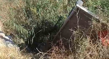 Tahliye kanalına düşen at kurtarıldı