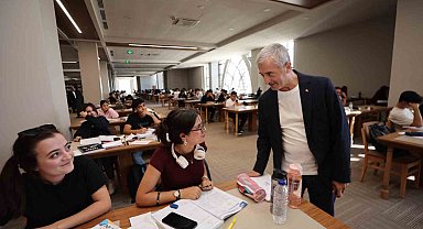 Tahmazoğlu, Şahinbey Millet Kütüphanesi'nde öğrencileri ziyaret etti