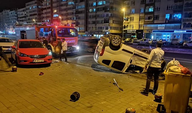Takla atan hafif ticari araç park halindeki 2 otomobile çarptı: 3 yaralı
