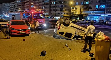 Takla atan hafif ticari araç park halindeki 2 otomobile çarptı: 3 yaralı