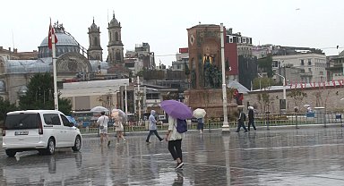 Taksim'de yağışlı hava etkisini sürdürüyor