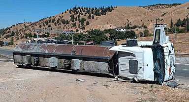 Tanker devrildi, yaralı sürücüye ilk müdahaleyi vatandaşlar yaptı