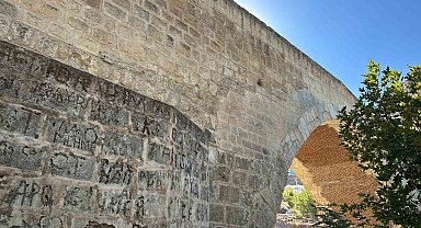 Tarih gözler önünde yok oluyor: Artuklular dönemindeki Haburman köprüsüne isimlerini kazdılar