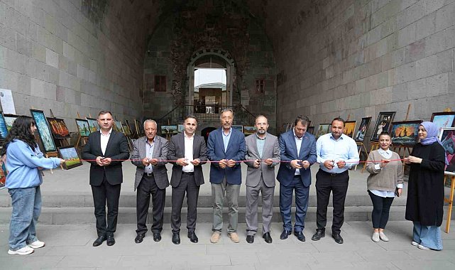Tarihi Çifte Minareli Medrese'de resim sergisi