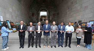 Tarihi Çifte Minareli Medrese'de resim sergisi