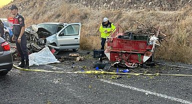 Tarım aracı ile otomobil çarpıştı: 1 ölü, 4 yaralı