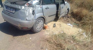 Tarım arazisine devrilen otomobilde 4 kişi yaralandı