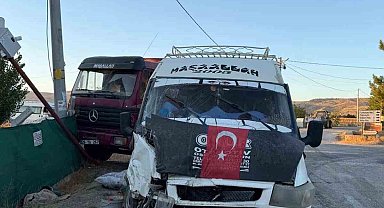 Tarım işçilerini taşıyan minibüsle kamyon çarpıştı: 20 yaralı