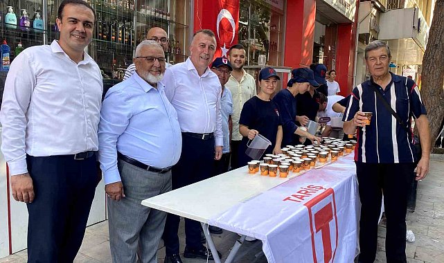 TARİŞ'ten Alaşehirlilere ücretsiz üzüm suyu ikramı
