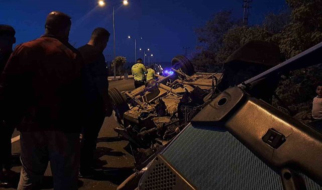 Taşa çarpan Tofaş hurdaya döndü: 2 kişi yaralandı