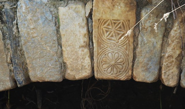 Taşköprü temizliğinde tarihi sütun parçası bulundu