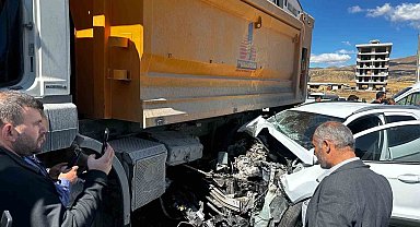 Tatvan'da kamyon ile otomobil çarpıştı: 3 yaralı