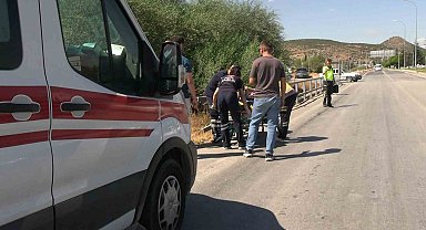 Tavşanlı'da motosiklet kazası, sürücü kask sayesinde ölümden öndü