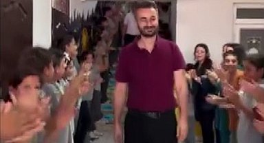 Tayini çıkan öğretmen, 10 yıldır görev yaptığı okuldan alkışlarla uğurlandı