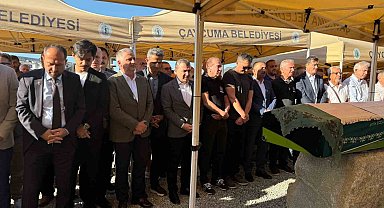 Tedavi gördüğü hastanede vefat eden belediye başkanının eşi toprağa verildi