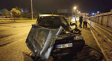 Tekirdağ'da lastiği patlayan otomobil bariyerlere çarptı