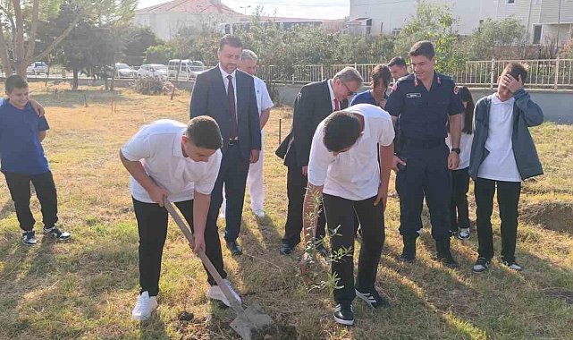 Tekirdağ'da liseliler fidan dikti