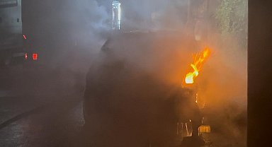 Tekirdağ'da otomobil gece yarısı alev aldı