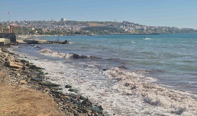 Tekirdağ'da poyraz fırtınası kıyılarda kızıl yosunlara neden oldu