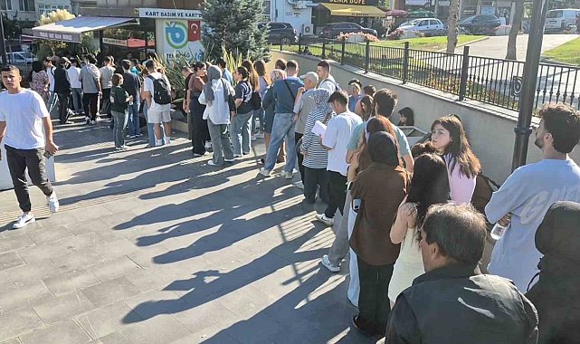 Tekirdağ'da üniversiteliler kart kuyruğunda saatlerce bekledi