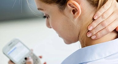Telefon tablet kullanıcıları dikkat! Çağın duruş bozukluğu: Text neck!