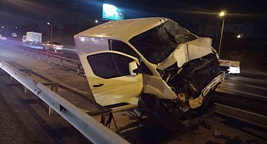 TEM Otoyolu'nda kontrolden çıkan panelvan bariyere girdi: 1 yaralı