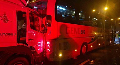 TEM'de lastiği patlayan otobüse kamyon çarptı: 1 yaralı