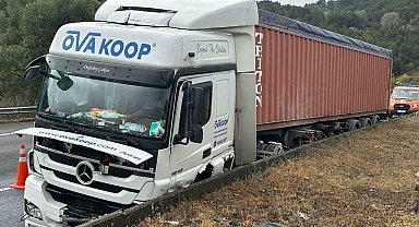 TEM'de tır bariyerlere çarptı: 1 yaralı