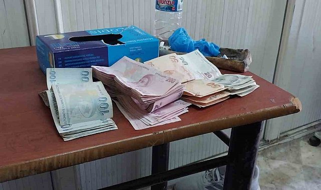 Temizlik personeli bulduğu poşet dolusu parayı polise teslim etti