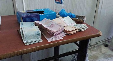 Temizlik personeli bulduğu poşet dolusu parayı polise teslim etti