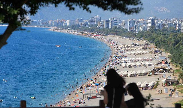 Termometreler 37 dereceyi gösterdi, yazın son günlerinde Antalya sahilleri doldu taştı